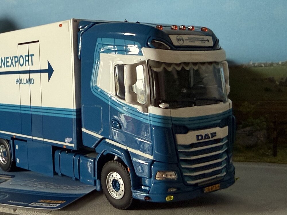 WSI WSI DAF XG 6x2 rigid reefertruck with 2-axle reefertrailer RVE PLANTENEXPORT