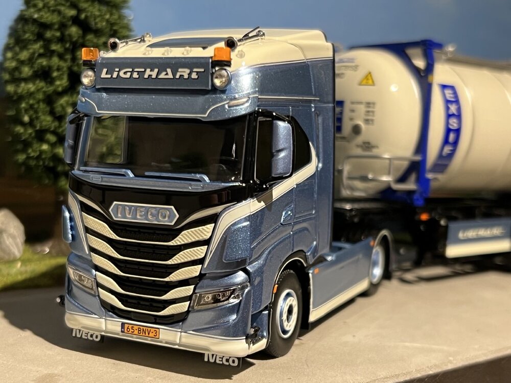 Tekno Tekno Iveco S-Way 4x2 met 20ft. Exsif swap tankcontainer LIGTHART
