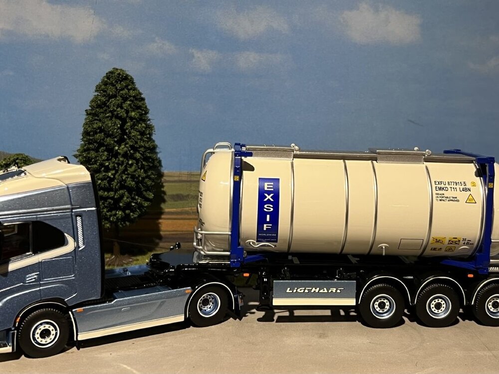 Tekno Tekno Iveco S-Way 4x2 met 20ft. Exsif swap tankcontainer LIGTHART