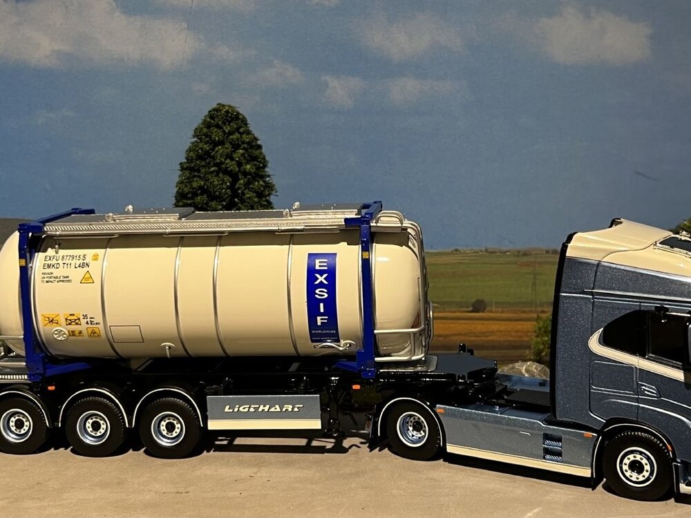 Tekno Tekno Iveco S-Way 4x2 met 20ft. Exsif swap tankcontainer LIGTHART
