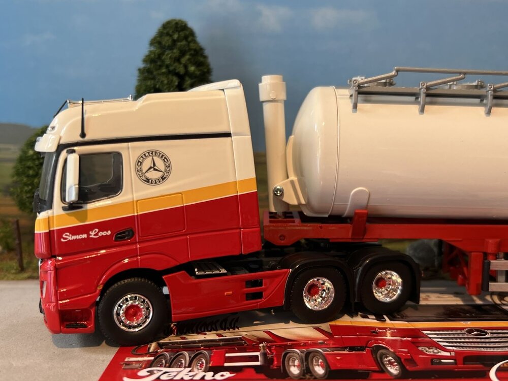 Tekno Tekno Mercedes Longline met 3-as Zamac silo oplegger SIMON LOOS