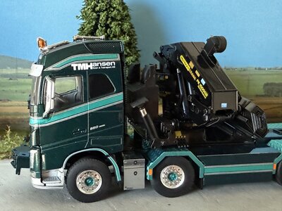 WSI WSI Volvo FH4 Glob. 8x4 Flatbed truck with palfinger + jib TM HANSEN