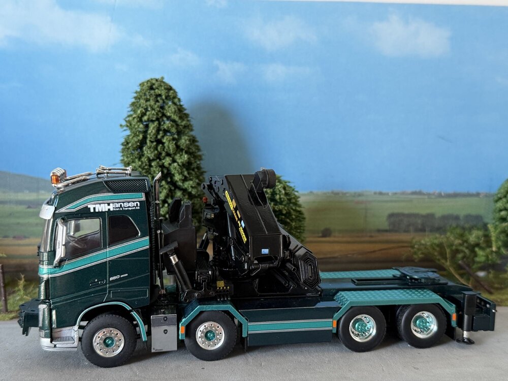 WSI WSI Volvo FH4 Glob. 8x4 Flatbed truck with palfinger + jib TM HANSEN