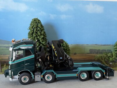 WSI WSI Volvo FH4 Glob. 8x4 Flatbed truck with palfinger + jib TM HANSEN