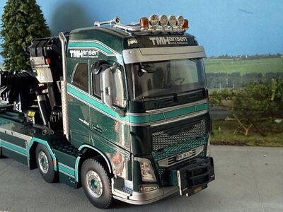 WSI WSI Volvo FH4 Glob. 8x4 Flatbed truck with palfinger + jib TM HANSEN