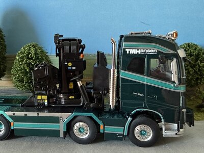 WSI WSI Volvo FH4 Glob. 8x4 Flatbed truck with palfinger + jib TM HANSEN