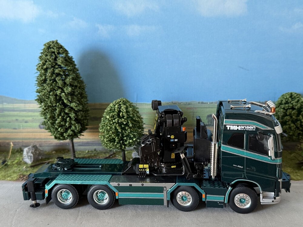 WSI WSI Volvo FH4 Glob. 8x4 Flatbed truck with palfinger + jib TM HANSEN
