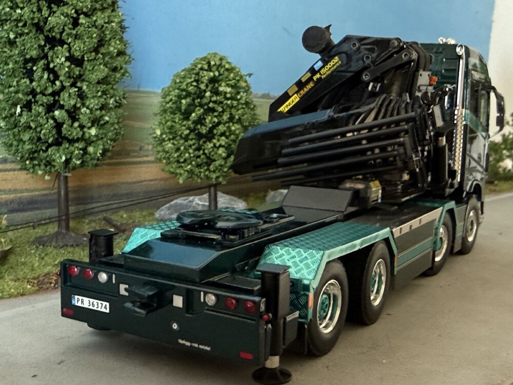 WSI WSI Volvo FH4 Glob. 8x4 Flatbed truck with palfinger + jib TM HANSEN