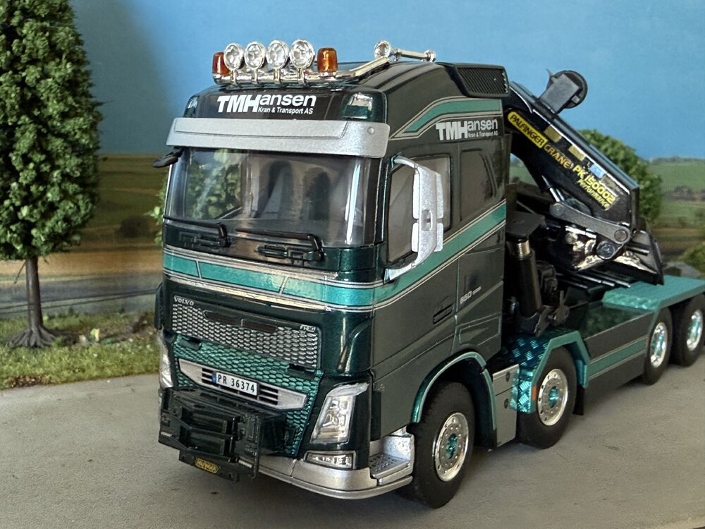 WSI WSI Volvo FH4 Glob. 8x4 Flatbed truck with palfinger + jib TM HANSEN