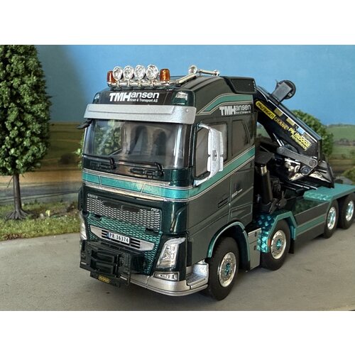 WSI WSI Volvo FH4 Glob. 8x4 Flatbed truck with palfinger + jib TM HANSEN