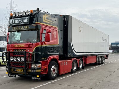 Tekno Tekno Scania 4-serie Topline 164-480 6x2 sleepas met 3-assige koeloplegger J&J TRANSPORT