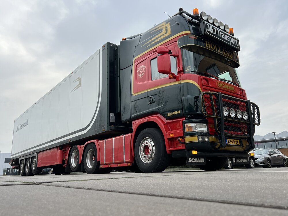 Tekno Tekno Scania 4-serie Topline 164-480 6x2 sleepas met 3-assige koeloplegger J&J TRANSPORT