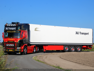 Tekno Tekno Scania 4-serie Topline 164-480 6x2 sleepas met 3-assige koeloplegger J&J TRANSPORT
