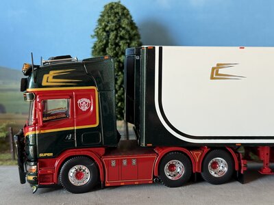 Tekno Tekno Scania 4-serie Topline 164-480 6x2 with 3-axle reefer trailer J&J TRANSPORT