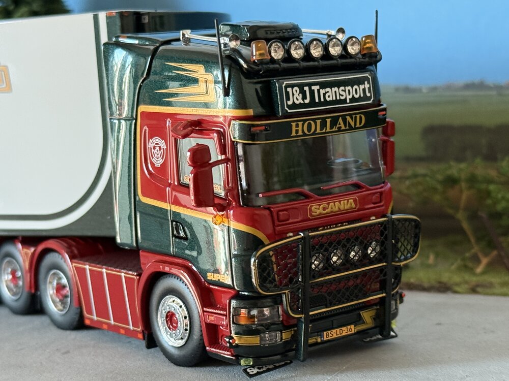 Tekno Tekno Scania 4-serie Topline 164-480 6x2 sleepas met 3-assige koeloplegger J&J TRANSPORT