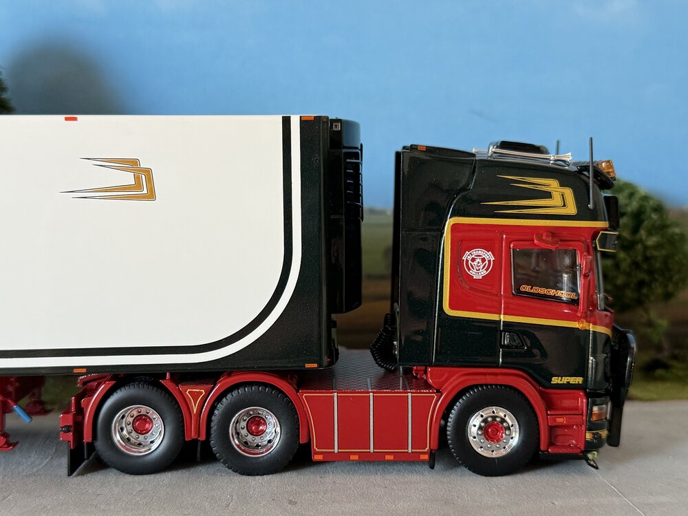 Tekno Tekno Scania 4-serie Topline 164-480 6x2 sleepas met 3-assige koeloplegger J&J TRANSPORT
