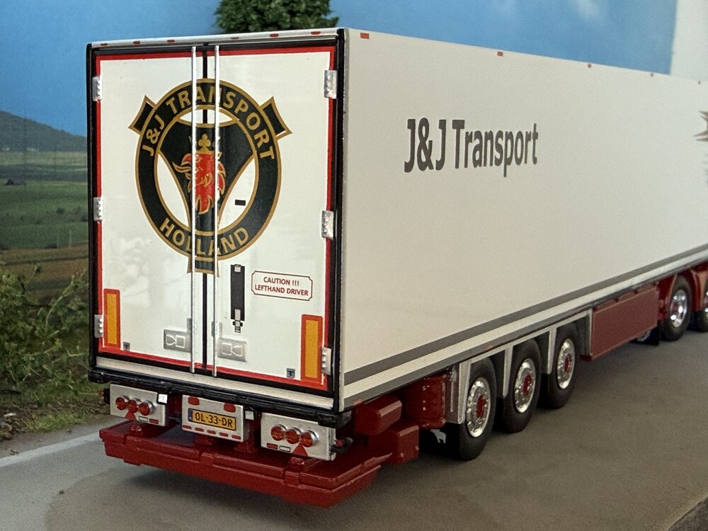 Tekno Tekno Scania 4-serie Topline 164-480 6x2 with 3-axle reefer trailer J&J TRANSPORT