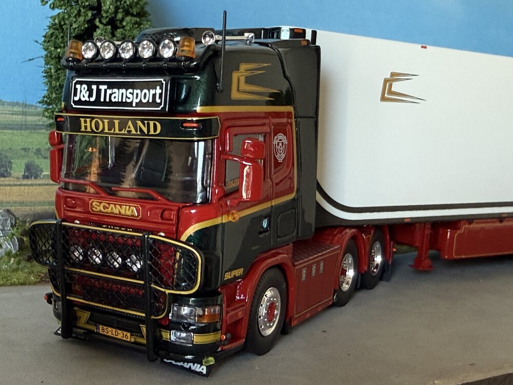 Tekno Tekno Scania 4-serie Topline 164-480 6x2 with 3-axle reefer trailer J&J TRANSPORT