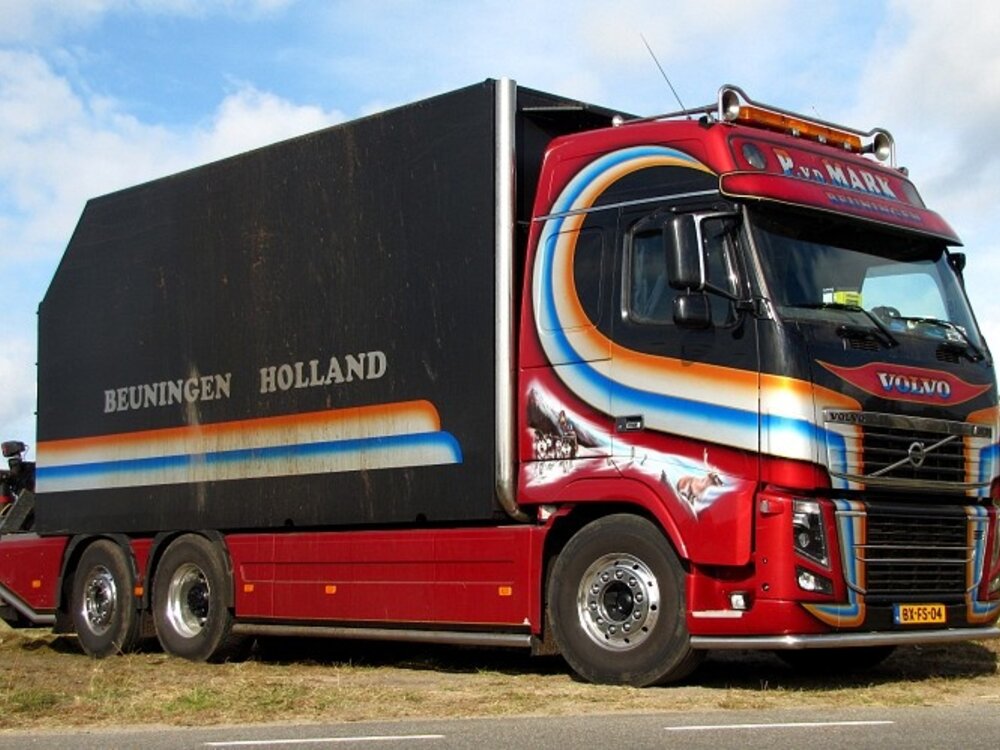 Tekno Tekno Volvo FH03 Globetrotter motor wagen met laadkraan + 3-as oplegger mestcombi PARTICK VAN DER MARK