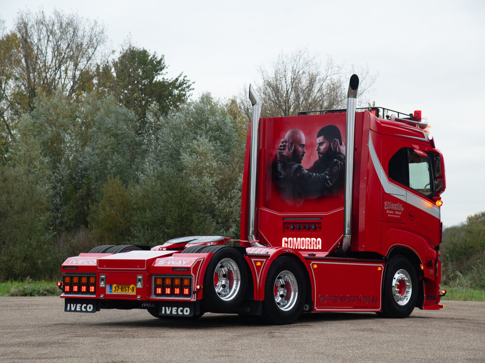 Tekno Tekno Iveco S-way 6x2 sleeper cab met 45ft. container  WEEDA  "GOMORRA"