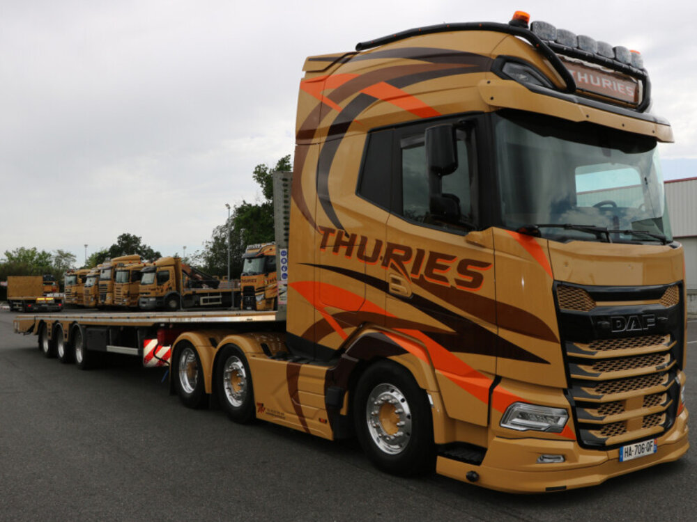 WSI WSI DAF XG+ 6X2 with 3-axle flatbed mega trailer THURIES