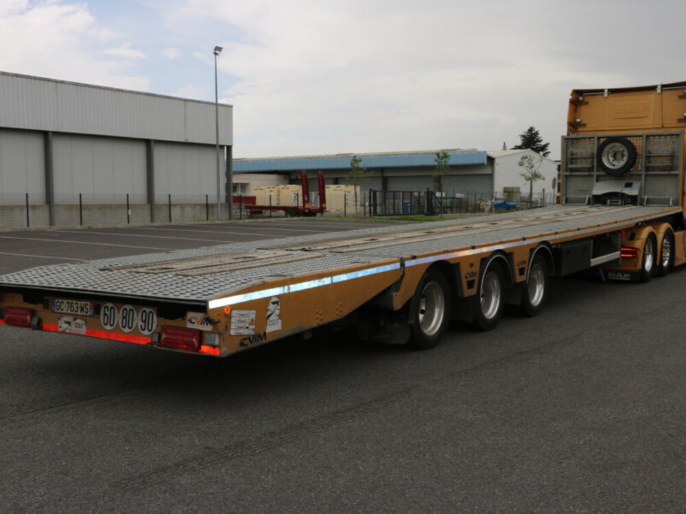 WSI WSI DAF XG+ 6X2 with 3-axle flatbed mega trailer THURIES