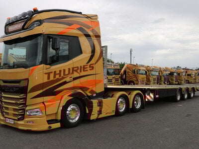 WSI WSI DAF XG+ 6X2 with 3-axle flatbed mega trailer THURIES