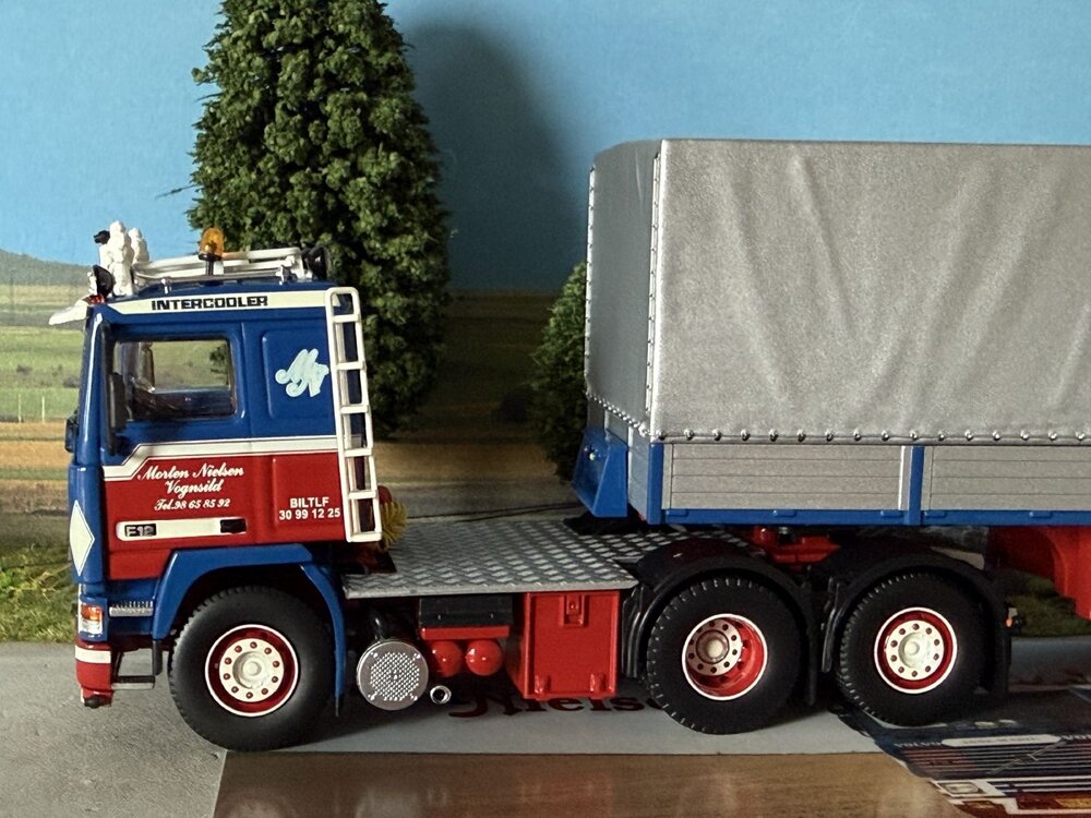 Tekno Tekno Volvo F12 met 3-as klassieke zwanenhals oplegger MORTEN NIELSEN