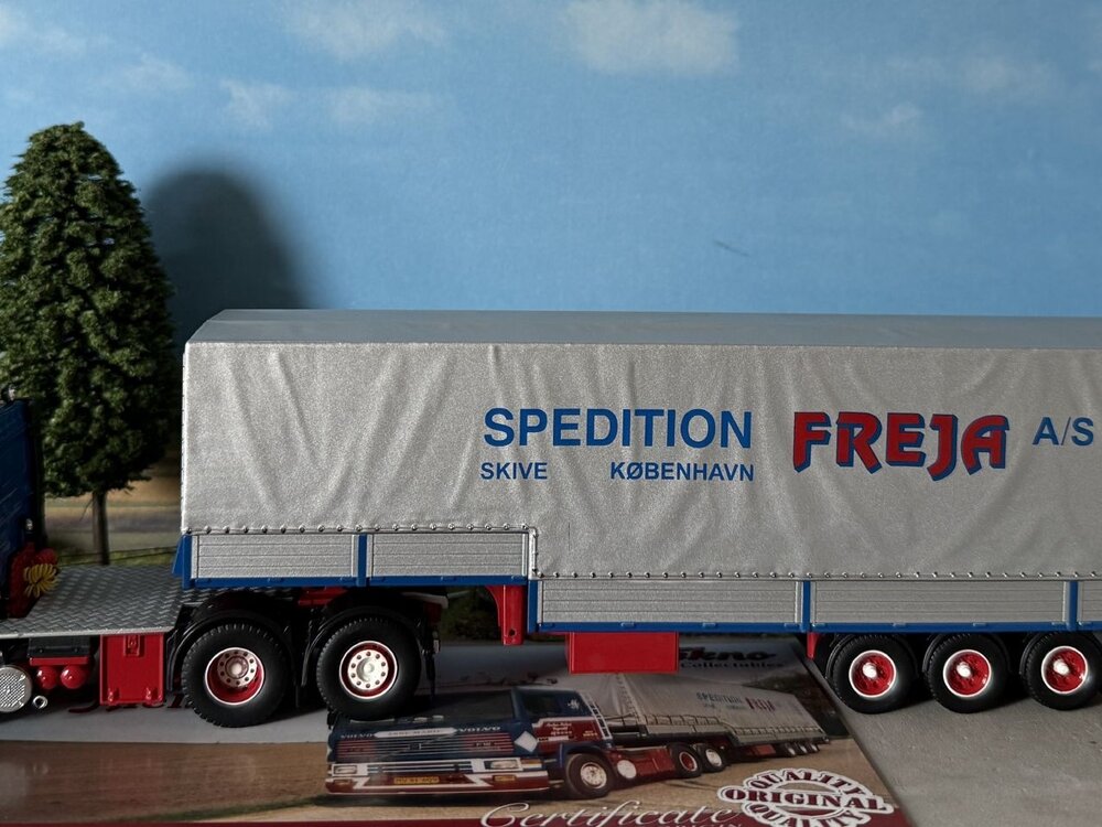 Tekno Tekno Volvo F12 met 3-as klassieke zwanenhals oplegger MORTEN NIELSEN