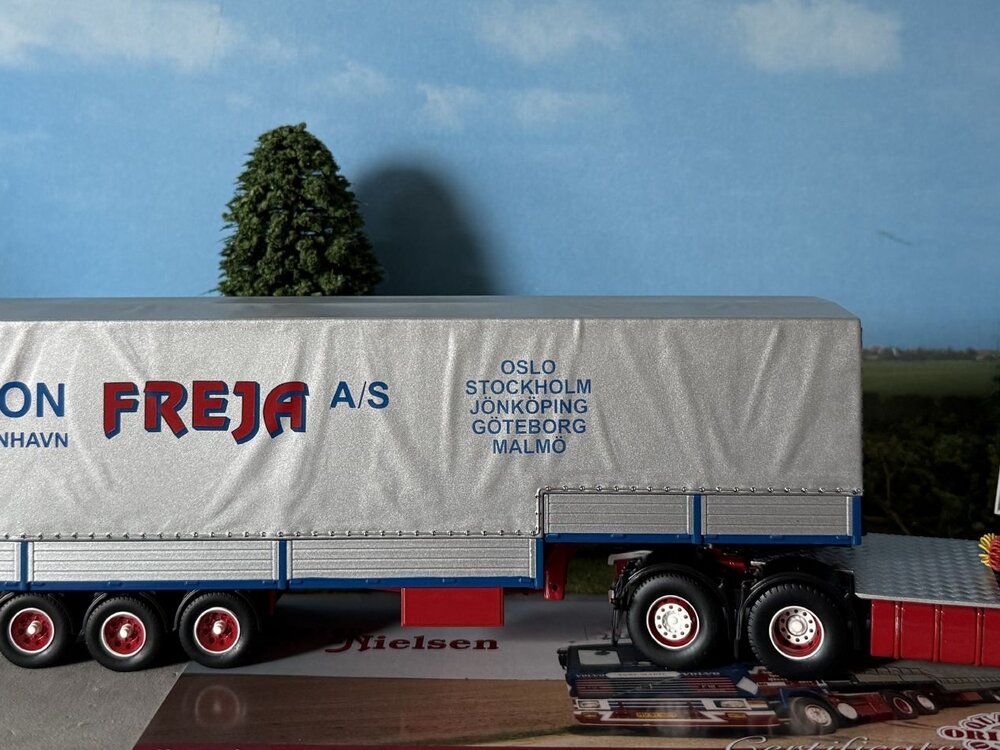 Tekno Tekno Volvo F12 met 3-as klassieke zwanenhals oplegger MORTEN NIELSEN