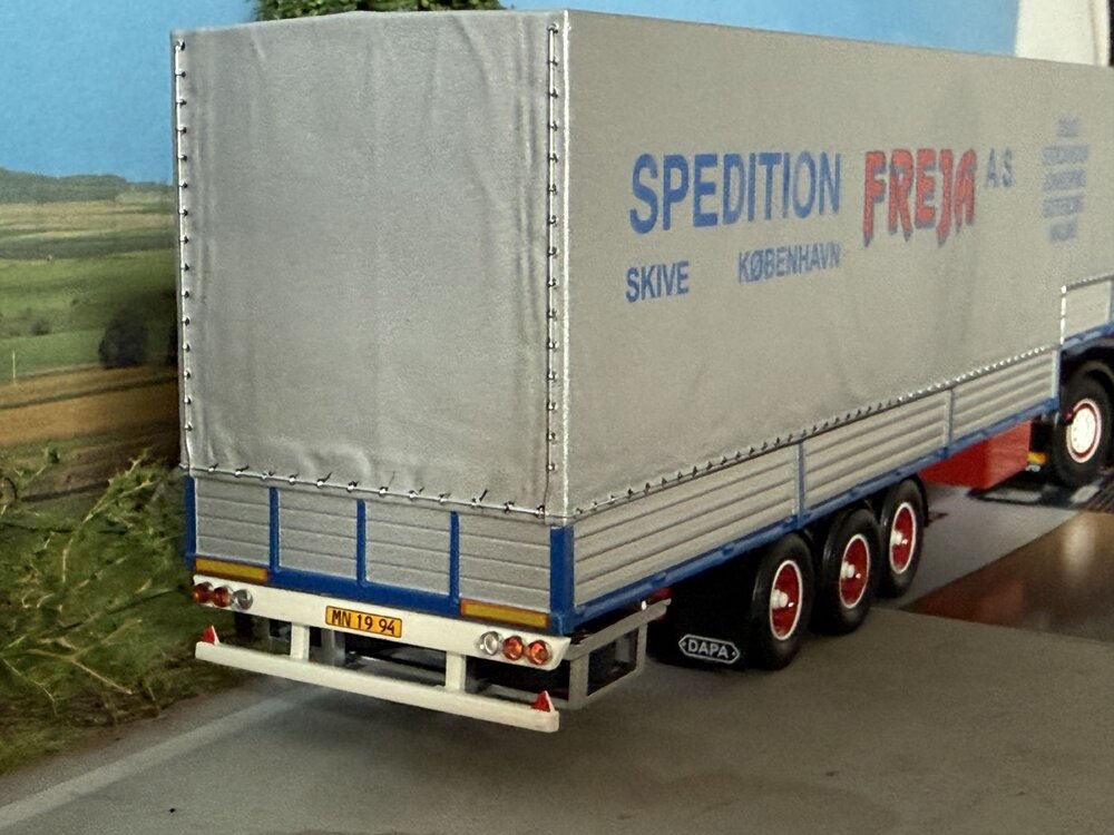 Tekno Tekno Volvo F12 met 3-as klassieke zwanenhals oplegger MORTEN NIELSEN
