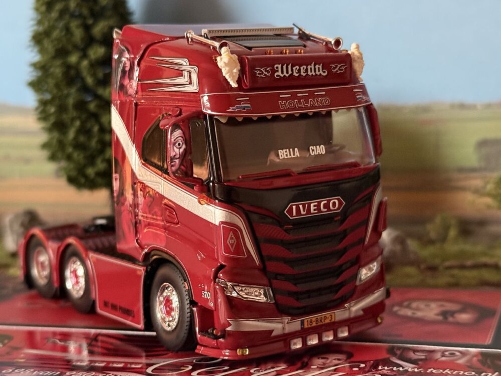 Tekno Tekno Iveco S-way 6x2 WEEDA "La Casa De Papel"