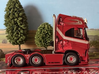 Tekno Tekno Iveco S-way 6x2 WEEDA "La Casa De Papel"