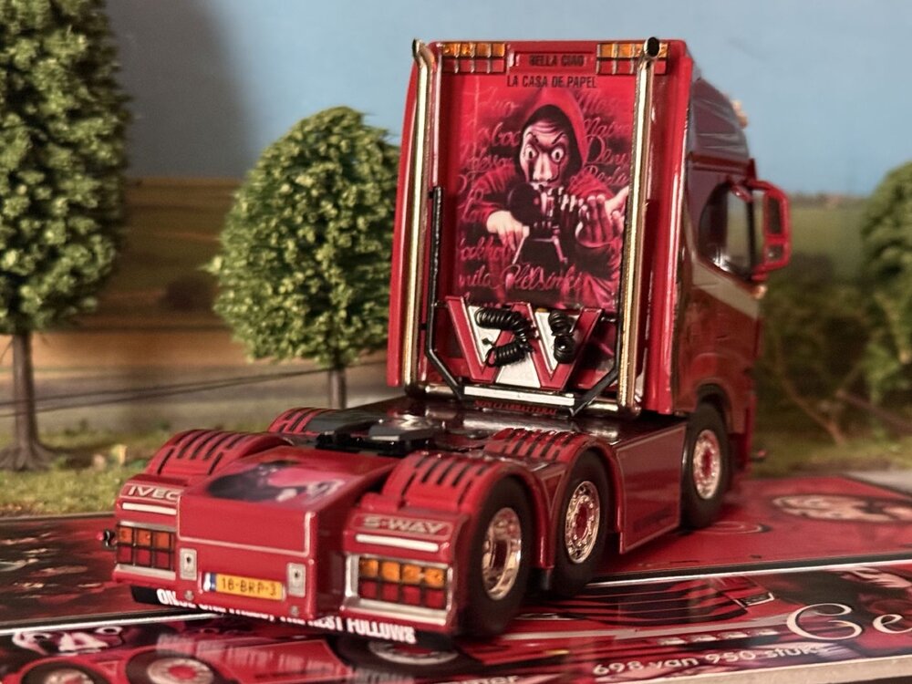 Tekno Tekno Iveco S-way 6x2 WEEDA "La Casa De Papel"