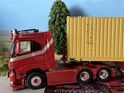 Tekno Tekno Iveco S-way 6x2 sleeper cab met 45ft. container  WEEDA  "GOMORRA"