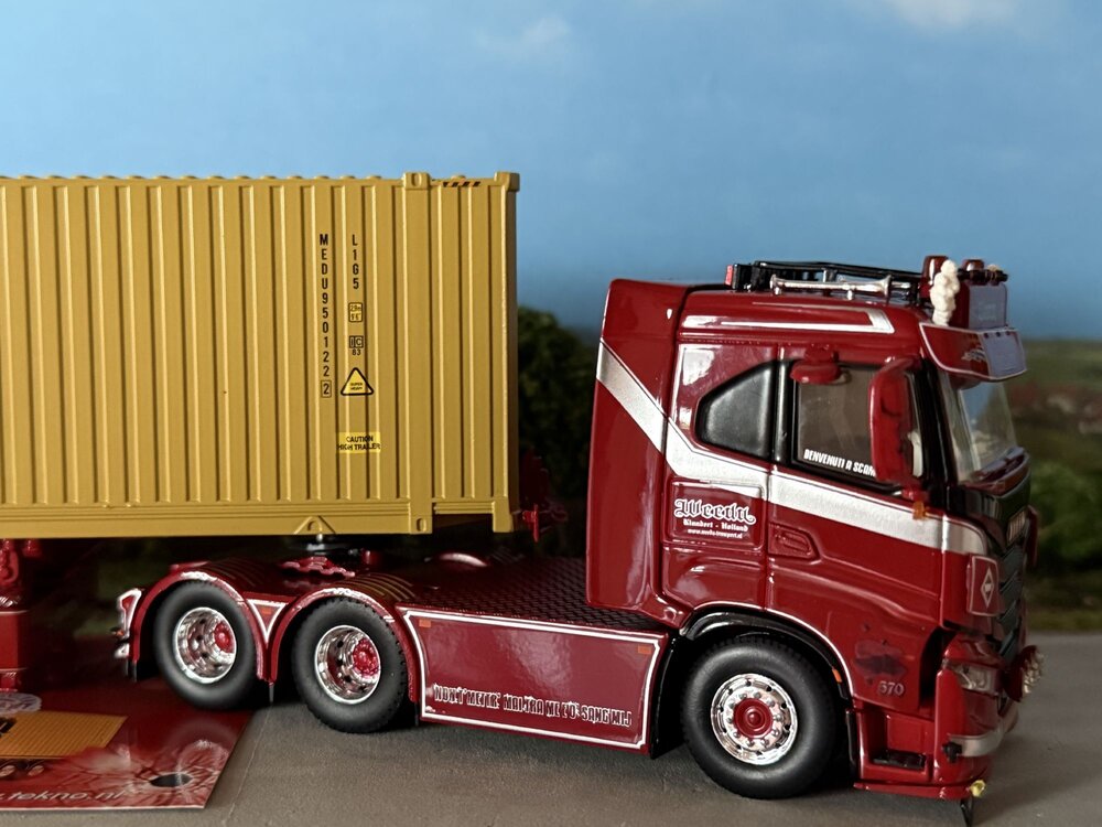 Tekno Tekno Iveco S-way 6x2 sleeper cab met 45ft. container  WEEDA  "GOMORRA"