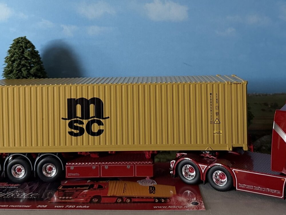 Tekno Tekno Iveco S-way 6x2 sleeper cab met 45ft. container  WEEDA  "GOMORRA"