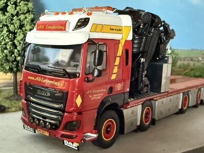 WSI WSI DAF CF Space Cab MY2017 Riged flatbed truck 8x2  with fassi 1100 + jib ALB. SWIJNENBURG