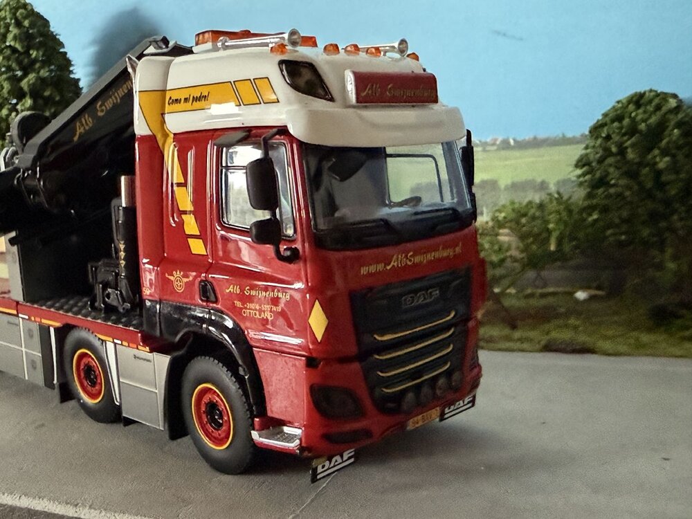 WSI WSI DAF CF Space Cab MY2017 Riged flatbed truck 8x2  with fassi 1100 + jib ALB. SWIJNENBURG