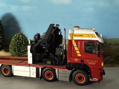 WSI WSI DAF CF Space Cab MY2017 Riged flatbed truck 8x2  with fassi 1100 + jib ALB. SWIJNENBURG