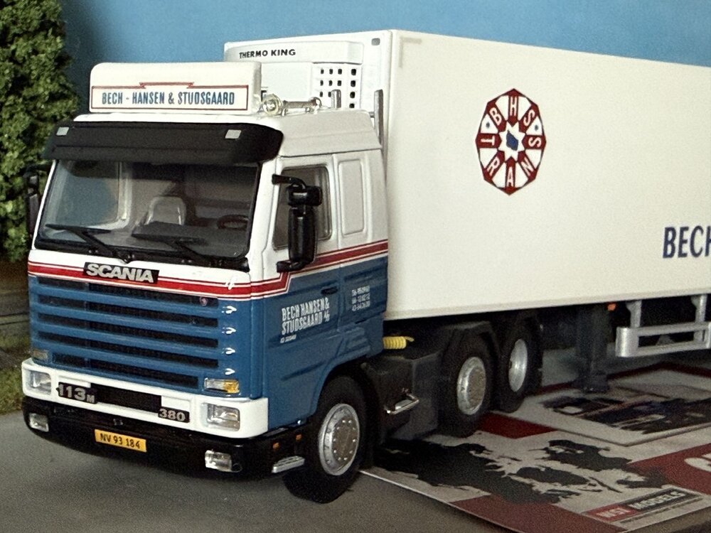 WSI WSI Scania 113M Streamline 6x2 met 3-as koeloplegger BECH HANSEN & STUDSGAARD