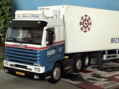 WSI WSI Scania 113M Streamline 6x2 met 3-as koeloplegger BECH HANSEN & STUDSGAARD