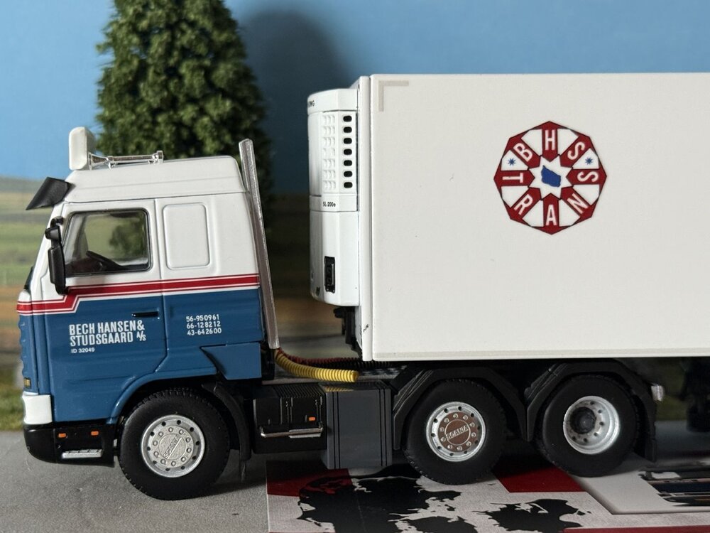 WSI WSI Scania 113M Streamline 6x2 met 3-as koeloplegger BECH HANSEN & STUDSGAARD