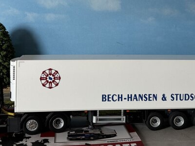 WSI WSI Scania 113M Streamline 6x2 met 3-as koeloplegger BECH HANSEN & STUDSGAARD