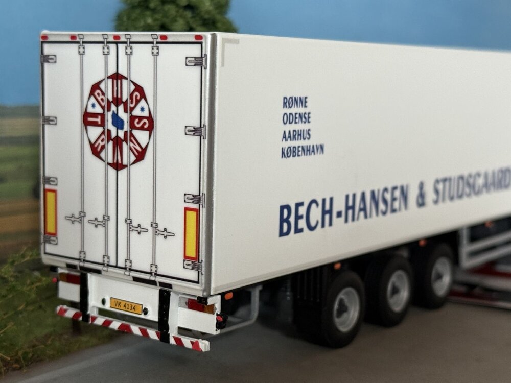 WSI WSI Scania 113M Streamline 6x2 met 3-as koeloplegger BECH HANSEN & STUDSGAARD