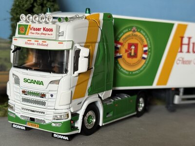 WSI WSI Scania R Highline 4x2 met 3-assige koeloplegger VISSER KAAS