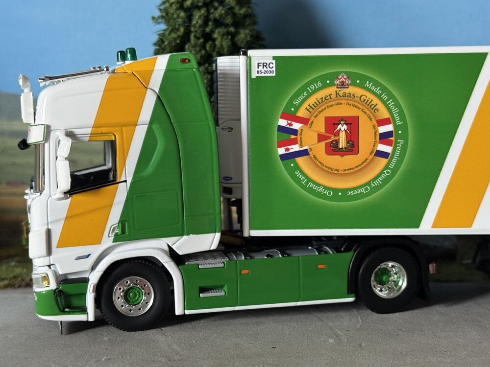 WSI WSI Scania R Highline 4x2 with 3-axle reefer trailer VISSER KAAS