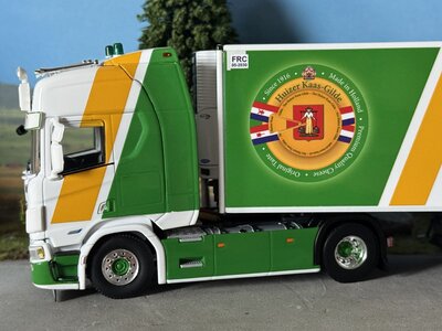 WSI WSI Scania R Highline 4x2 with 3-axle reefer trailer VISSER KAAS