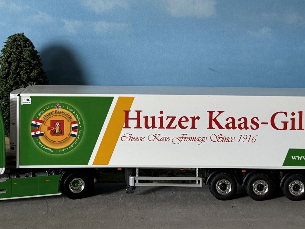 WSI WSI Scania R Highline 4x2 with 3-axle reefer trailer VISSER KAAS