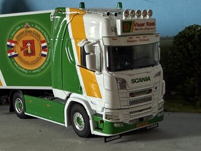 WSI WSI Scania R Highline 4x2 with 3-axle reefer trailer VISSER KAAS